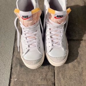 Nike Blazer Mid '77, Size 6.